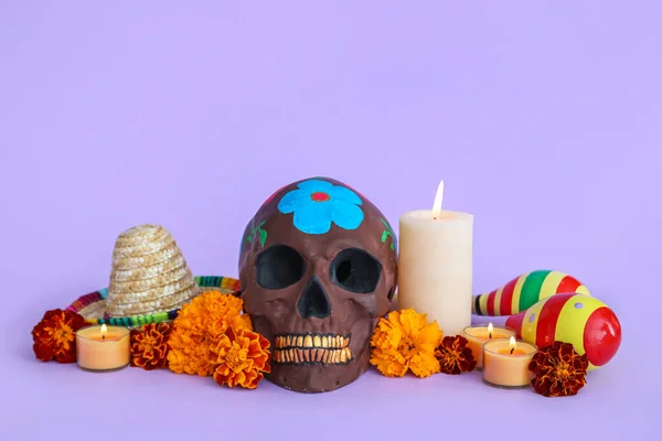 墨西哥死者纪念日 Dia Muertos 的彩绘骷髅 太阳帽和以淡紫色为背景的马德拉群岛 — 图库照片