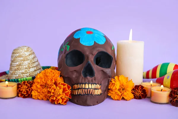メキシコの死者の日 Dia Muertos キャンドル ライラックの背景にあるソムブレロ帽子のための塗装頭蓋骨 — ストック写真