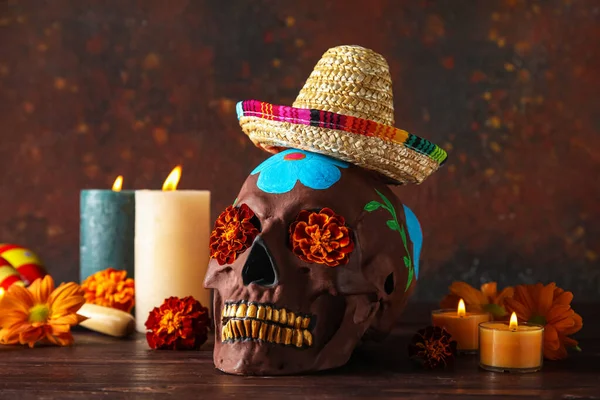 メキシコの死者の日 Dia Muertos ソンブレロ帽子 花やろうそくの背景に描かれた頭蓋骨 — ストック写真