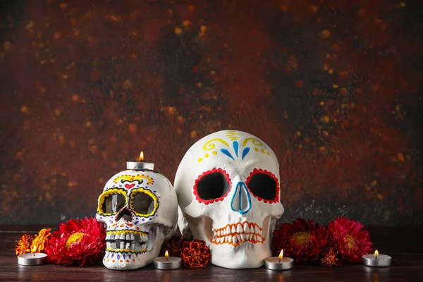 メキシコの死者の日 Dia Muertos のために描かれた頭蓋骨で キャンドルや花がグランジの背景にあります — ストック写真