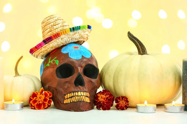 Calavera Humana Pintada Con Sombrero Sombrero Flores Calabazas Mesa Cerca — Foto de Stock