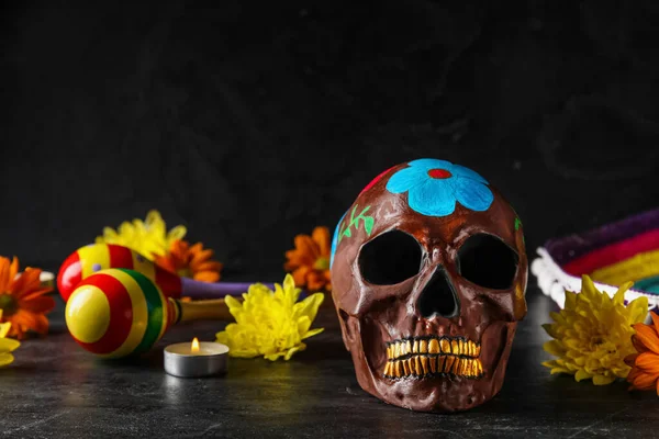 メキシコの死者の日 Dia Muertos のために描かれた頭蓋骨暗い背景の花 クローズアップ — ストック写真