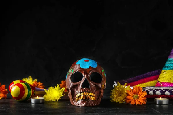 メキシコの死者の日 Dia Muertos のために描かれた頭蓋骨 暗い背景の花とろうそく — ストック写真
