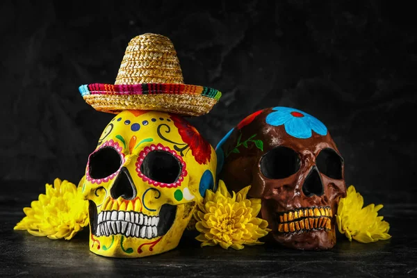 Festett Koponyák Mexikó Holtak Napjára Dia Muertos Sombrero Kalapban Virágokkal — Stock Fotó