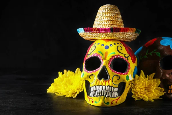 Meksika Ölüler Günü Dia Muertos Için Koyu Arkaplanda Şapka Çiçeklerle — Stok fotoğraf