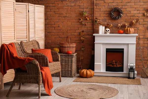 Interiér Obývacího Pokoje Zdobený Halloween Elektrickým Krbem Křesly — Stock fotografie