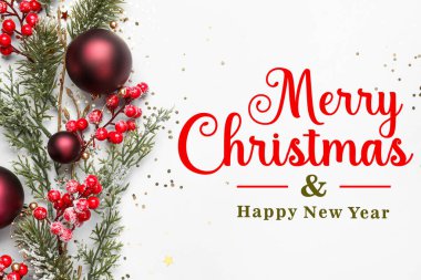 Beyaz arka planda kozalaklı dalları ve dekoru olan güzel bir Noel kompozisyonu. Mutlu Noeller ve mutlu yıllar.