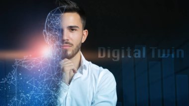 Karanlık arka planda dijital projeksiyonu olan genç bir iş adamı. Dijital ikiz kavramı