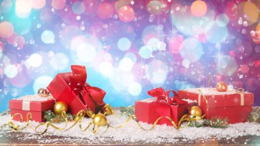 Karlı hediye kutuları ve bulanık ışıklara karşı Noel dekoru.