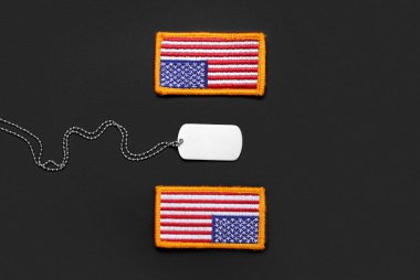 Koyu arkaplanda ABD ordusu ve askeri simgeler var.