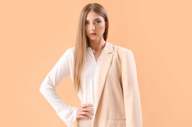 Bej arka planda güzel, zarif genç bir bayan.