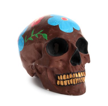Beyaz arka planda Meksika Ölüler Günü (El Dia de Muertos) için boyanmış kafatası