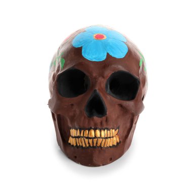 Beyaz arka planda Meksika Ölüler Günü (El Dia de Muertos) için boyanmış kafatası