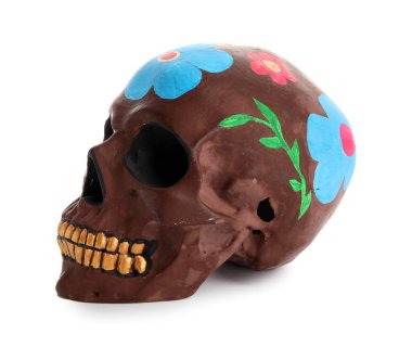 Beyaz arka planda Meksika Ölüler Günü (El Dia de Muertos) için boyanmış kafatası