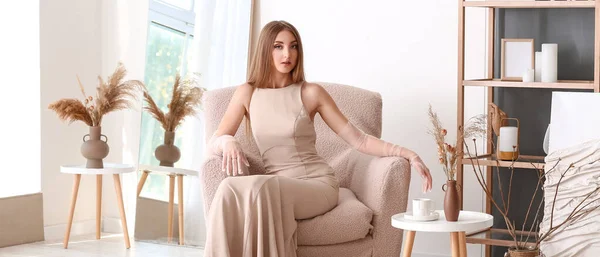 Bella Giovane Donna Alla Moda Elegante Abito Beige Seduta Poltrona — Foto Stock