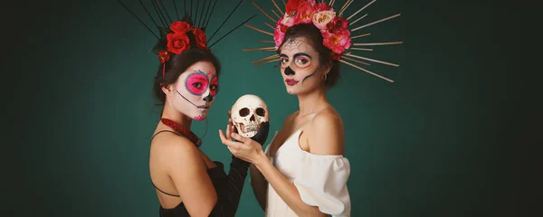 Vrouwen Met Beschilderde Gezichten Schedel Donkergroene Achtergrond Viering Van Mexico — Stockfoto