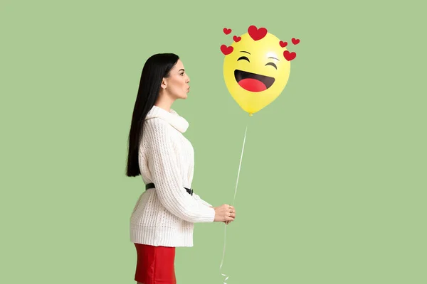 Yeşil Arka Planda Çizilmiş Gülüşü Olan Balonu Tutan Güzel Genç — Stok fotoğraf