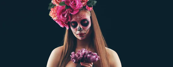 墨西哥死亡日 Dia Muertos 年轻女子的脸被漆成骷髅 背景阴森森 — 图库照片