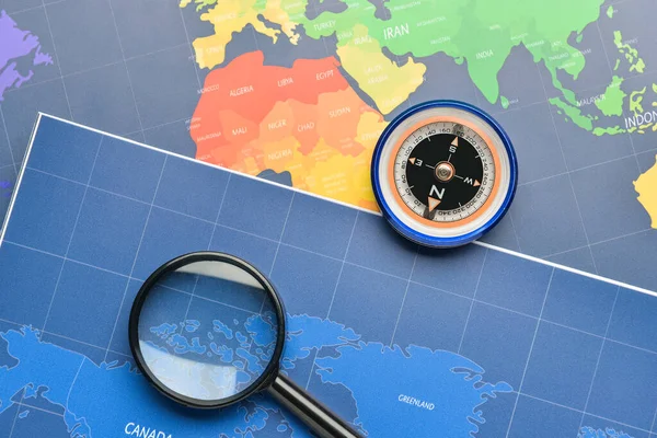 Vergrootglas Kompas Wereldkaarten — Stockfoto