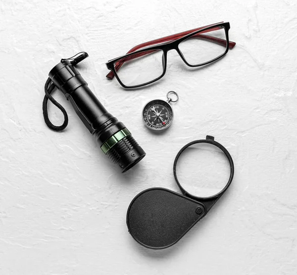 Brýle Kompas Lupa Baterka Světlém Pozadí — Stock fotografie