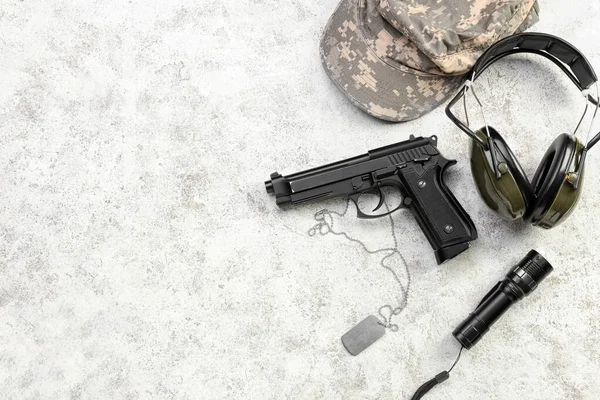 Militär Mössa Hörlurar Pistol Tag Och Ficklampa Ljus Bakgrund — Stockfoto