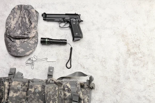 Vojenská Uniforma Zbraň Baterka Štítek Světlém Pozadí — Stock fotografie