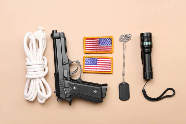 アメリカ軍のシェブロン 軍事タグ 懐中電灯 銃と色の背景にロープ — ストック写真