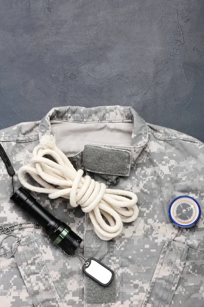 軍の制服 ロープ 懐中電灯 タグと暗い背景にコンパス — ストック写真