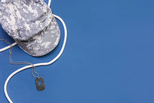 青の背景に軍用キャップ ロープ — ストック写真