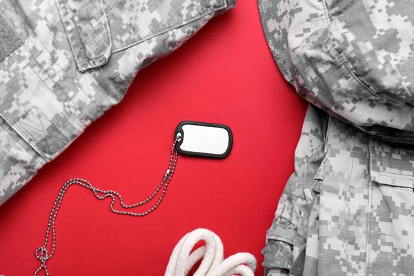 Katonai Egyenruha Címke Kötél Piros Háttér — Stock Fotó