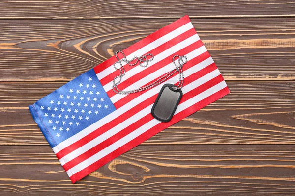 木製の背景にアメリカと軍事タグの国旗 — ストック写真