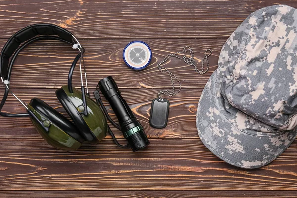 Katonai Sapka Fejhallgató Iránytű Zseblámpa Címke Fából Készült Háttérrel — Stock Fotó
