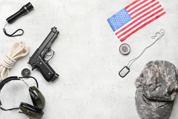 光の背景にアメリカの軍事セットと国旗 — ストック写真
