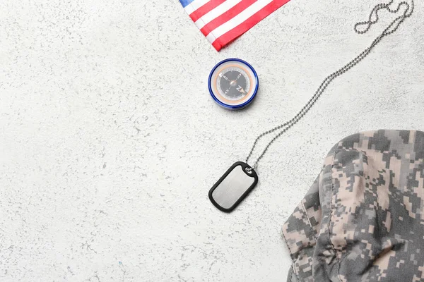 軍事タグ コンパス キャップと光の背景に米国の国旗 — ストック写真