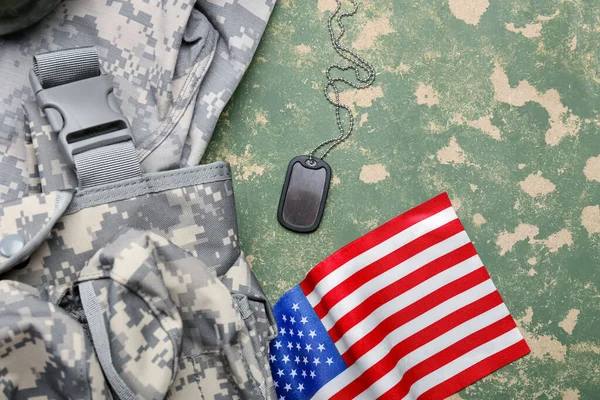 軍事制服 カラー背景にアメリカの国旗 — ストック写真