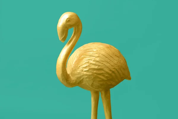 Goldener Flamingo Auf Farbigem Hintergrund — Stockfoto