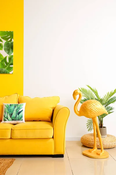 舒适的沙发 火烈鸟和室内彩墙附近的绘画 — 图库照片