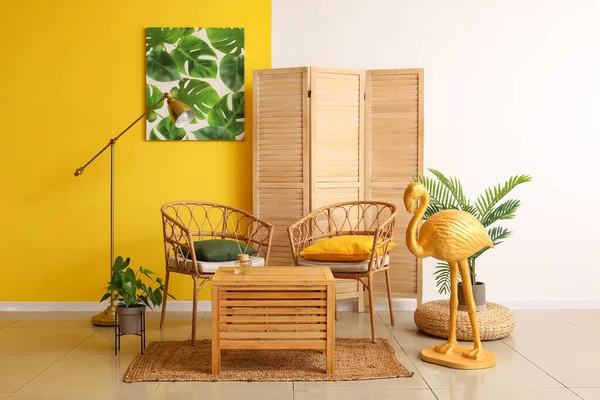 Stylish Interior Room Wicker Chairs Golden Flamingo Color Wall — Stock Photo, Image