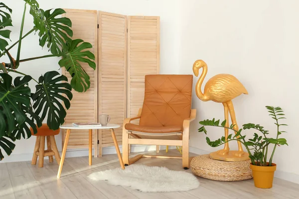 Gouden Flamingo Comfortabele Fauteuil Kamerplanten Buurt Van Lichte Muur Het — Stockfoto