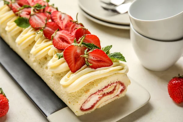 Plate Tasty Roll Cake Fresh Strawberry Light Background Closeup —  Fotos de Stock