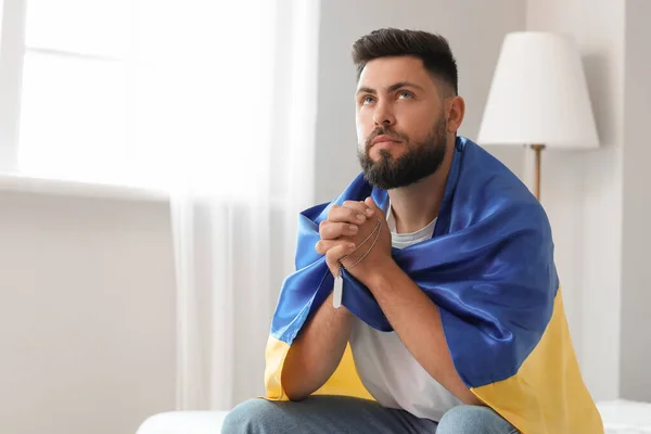 Młody Człowiek Flagą Ukrainy Modli Się Sypialni — Zdjęcie stockowe