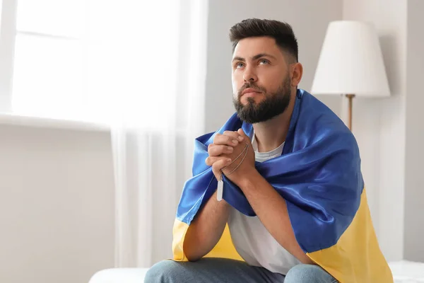 Joven Con Bandera Ucrania Rezando Dormitorio — Foto de Stock