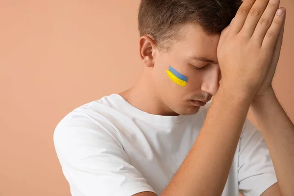 Young Man Drawn Flag Ukraine Praying Beige Background Closeup — Stock Photo, Image