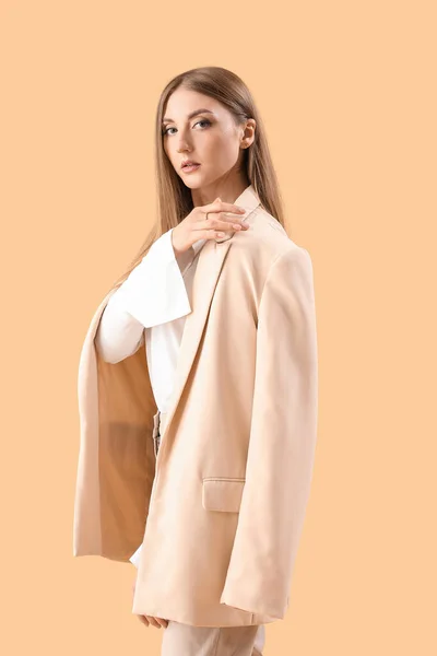 Vacker Fashionabla Ung Kvinna Elegant Kostym Beige Bakgrund — Stockfoto