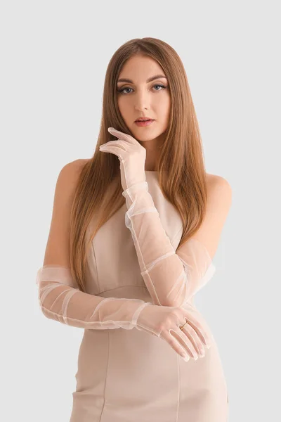 Vacker Fashionabla Ung Kvinna Elegant Beige Klänning Vit Bakgrund — Stockfoto