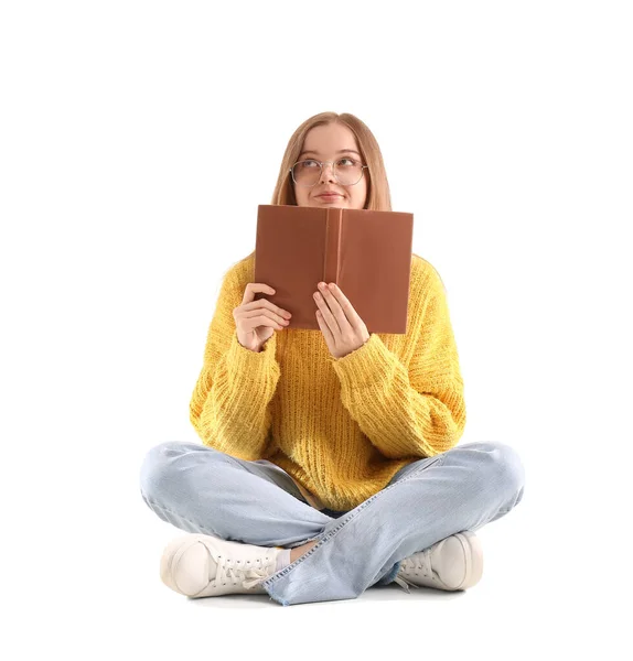 Jovem Mulher Suéter Amarelo Com Livro Sentado Fundo Branco — Fotografia de Stock