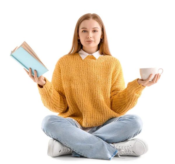 Mujer Joven Con Libro Taza Cacao Caliente Sentado Sobre Fondo — Foto de Stock