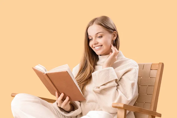 Молодая Женщина Читает Книгу Кресле Бежевом Фоне — стоковое фото