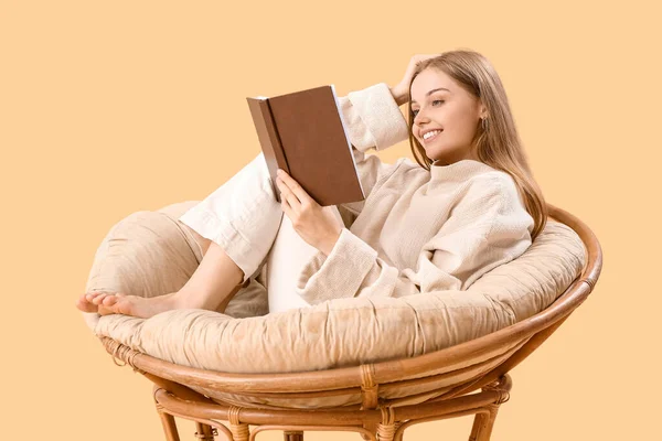 Joven Mujer Leyendo Libro Sillón Sobre Fondo Beige —  Fotos de Stock