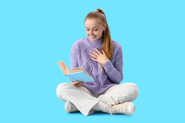 Ευτυχισμένη Νεαρή Γυναίκα Διαβάζει Βιβλίο Για Μπλε Φόντο — Φωτογραφία Αρχείου